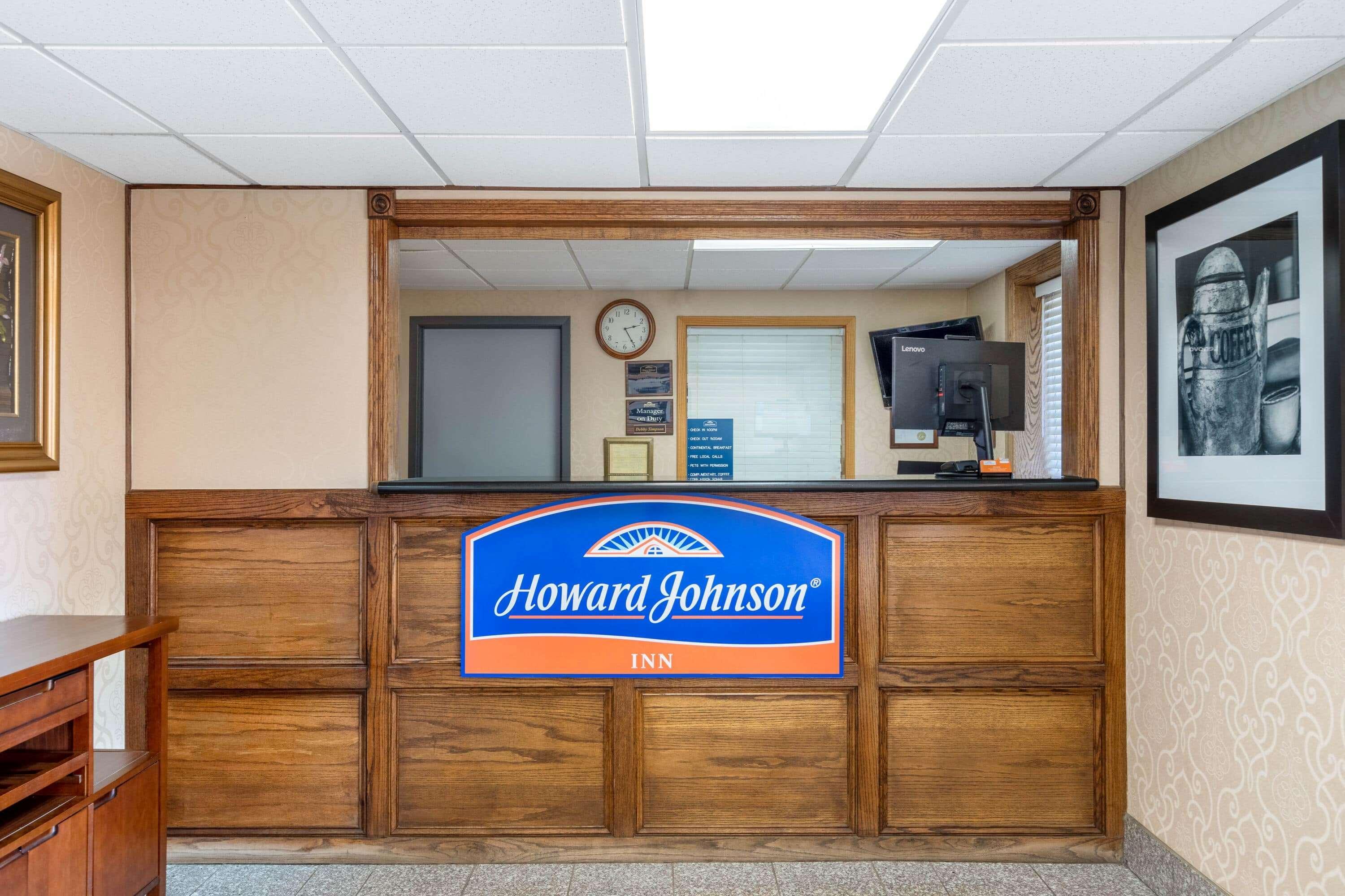 Howard Johnson By Wyndham Gillette Exterior photo