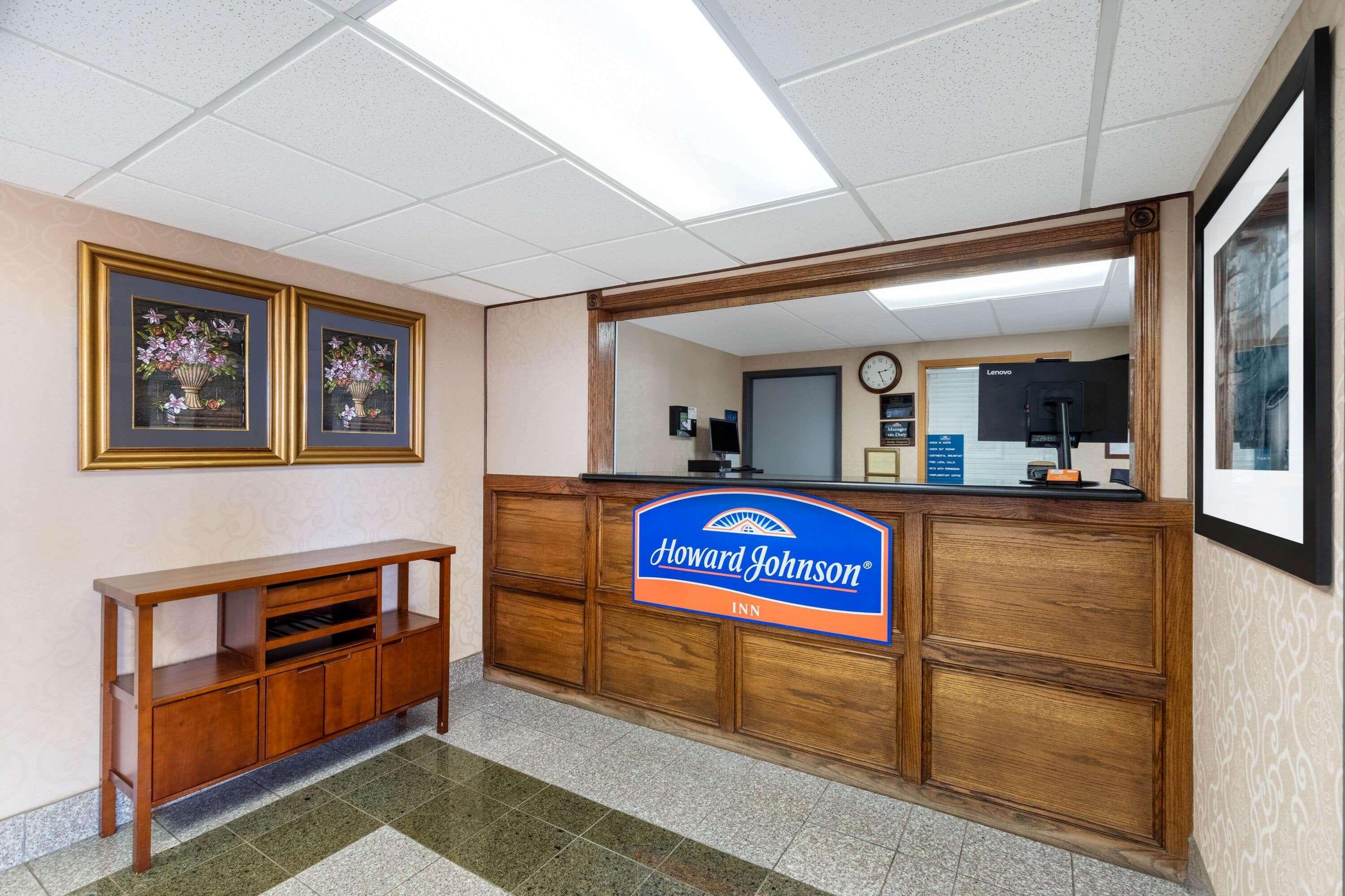 Howard Johnson By Wyndham Gillette Exterior photo