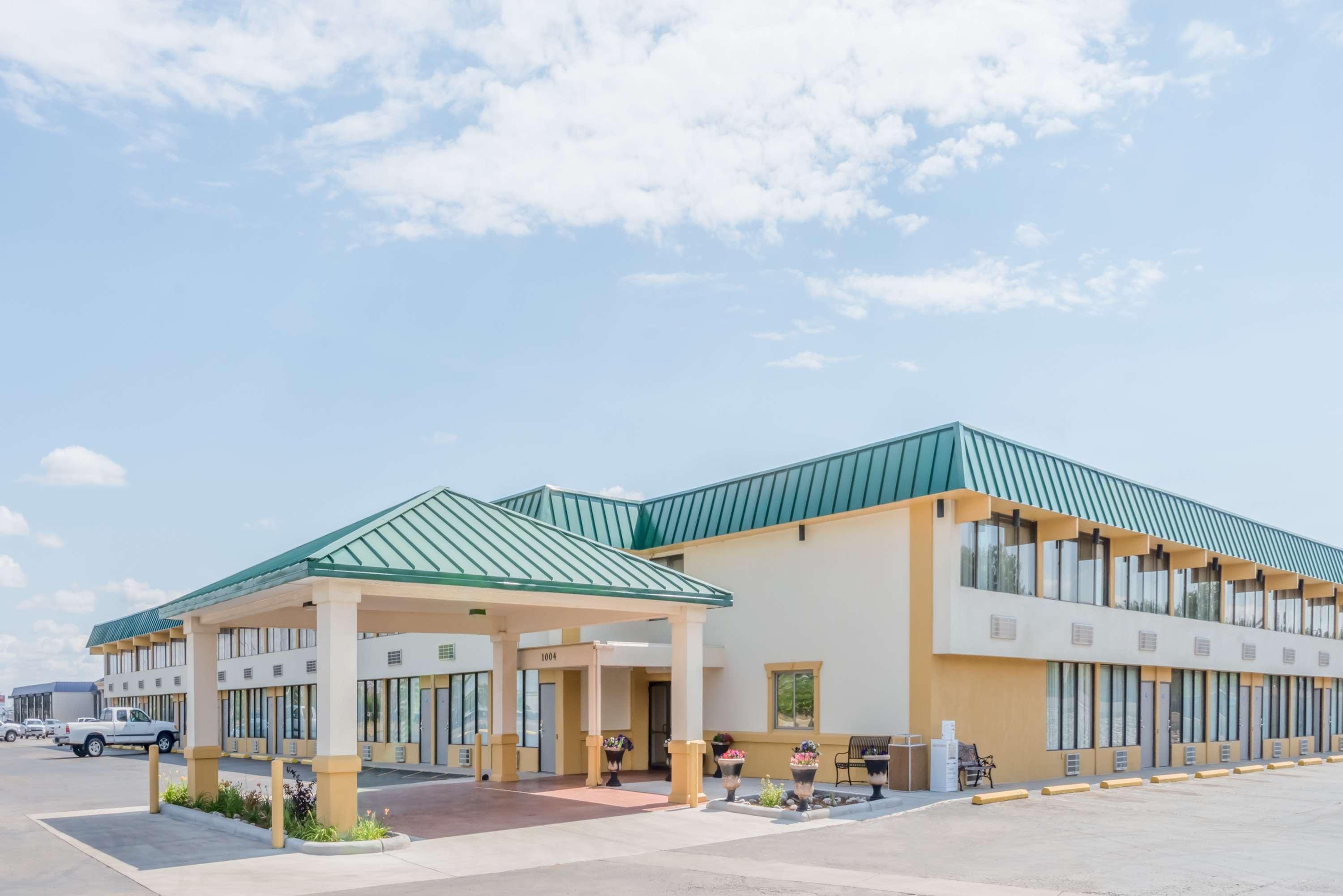 Howard Johnson By Wyndham Gillette Exterior photo